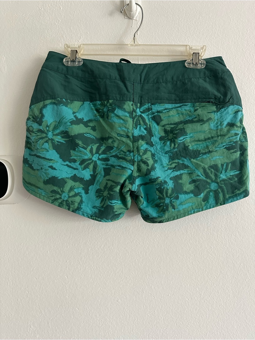 Patagonia Teal and Aqua leaves pattern Shorts women 4